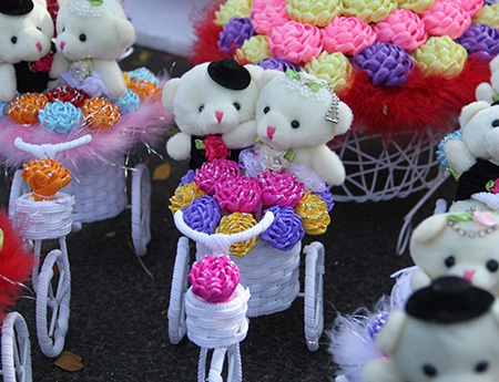 ... mô tả cảnh có cặp có đôi, hợp với lễ tình nhân. Giá dao động từ 180.000 - 200.000 đồng cho mỗi vật phẩm dễ thương như thế này