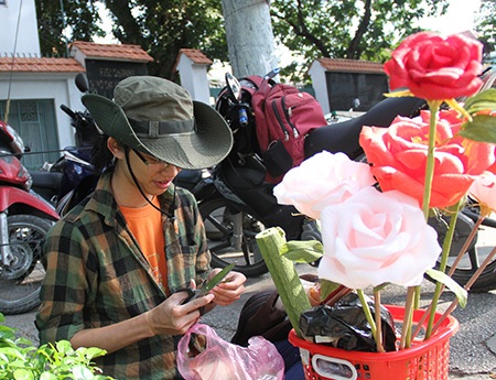 Không chỉ có hoa tươi, các bạn sinh viên của những trường Kiến Trúc hay Mỹ Thuật còn làm hoa bằng... giấy, với mức giá bán khá mềm: 70.000 đồng/hoa lớn và 50.000 đồng/hoa nhỏ