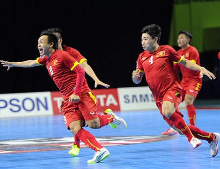 Tuyển futsal Việt Nam-Iran: Vượt tiếp “núi cao” - 1 Mong rằng niềm vui này sẽ tái hiện với futsal Việt Nam sau trận bán kết (ảnh: Quang Thắng)