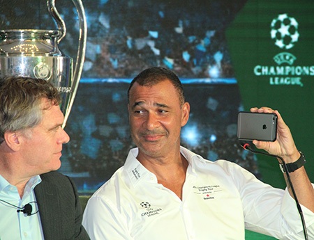 
Ruud Gullit luôn cười tươi và rất hóm hỉnh (ảnh: Trọng Vũ)
