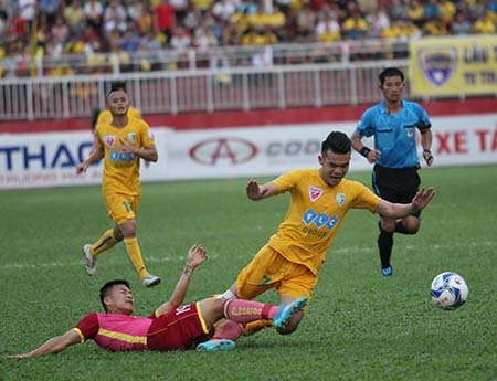 Thanh Hoá (áo vàng) không thể vượt qua Sài Gòn FC (ảnh: Trọng Vũ)