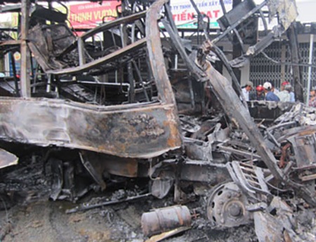 Vụ tai nạn kinh hoàng ở Bình Thuận: Nạn nhân thứ 12 tử vong - 3
Con số thương vong cho đến trưa 22/5 đã là 12 người thiệt mạng và 36 người bị thương