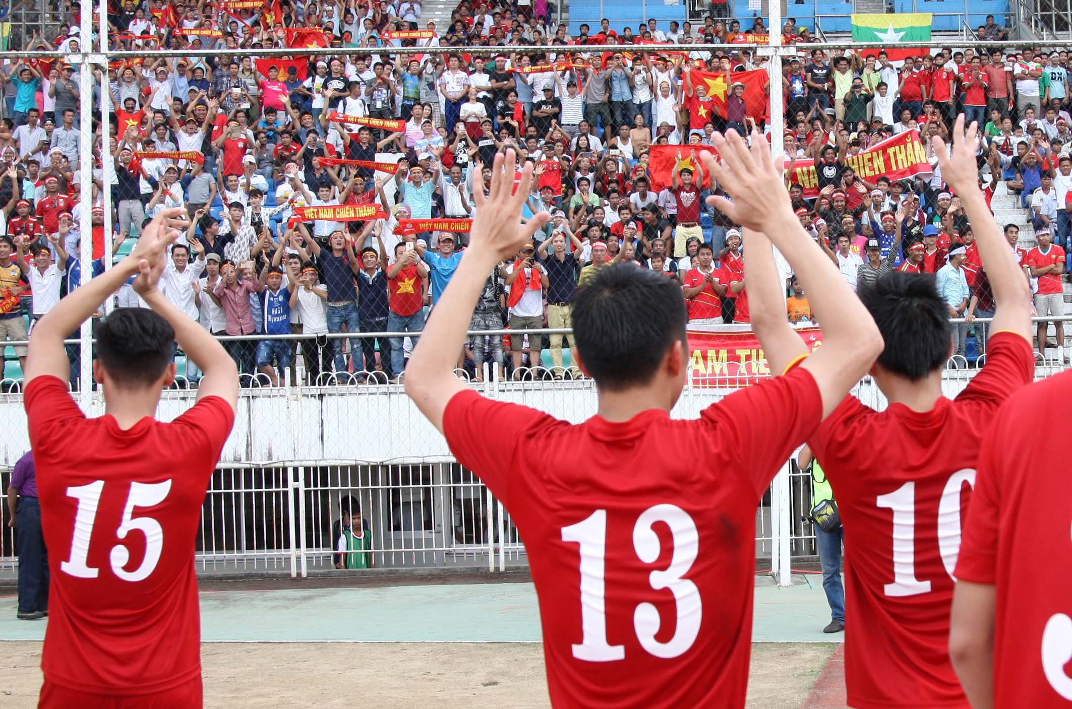 Cầu thủ Việt Nam cảm ơn khán giả sau trận thắng Hong Kong - 7 Sau trận, các cầu thủ Việt Nam không quên cám ơn khán giả Việt Nam trên các khán đài