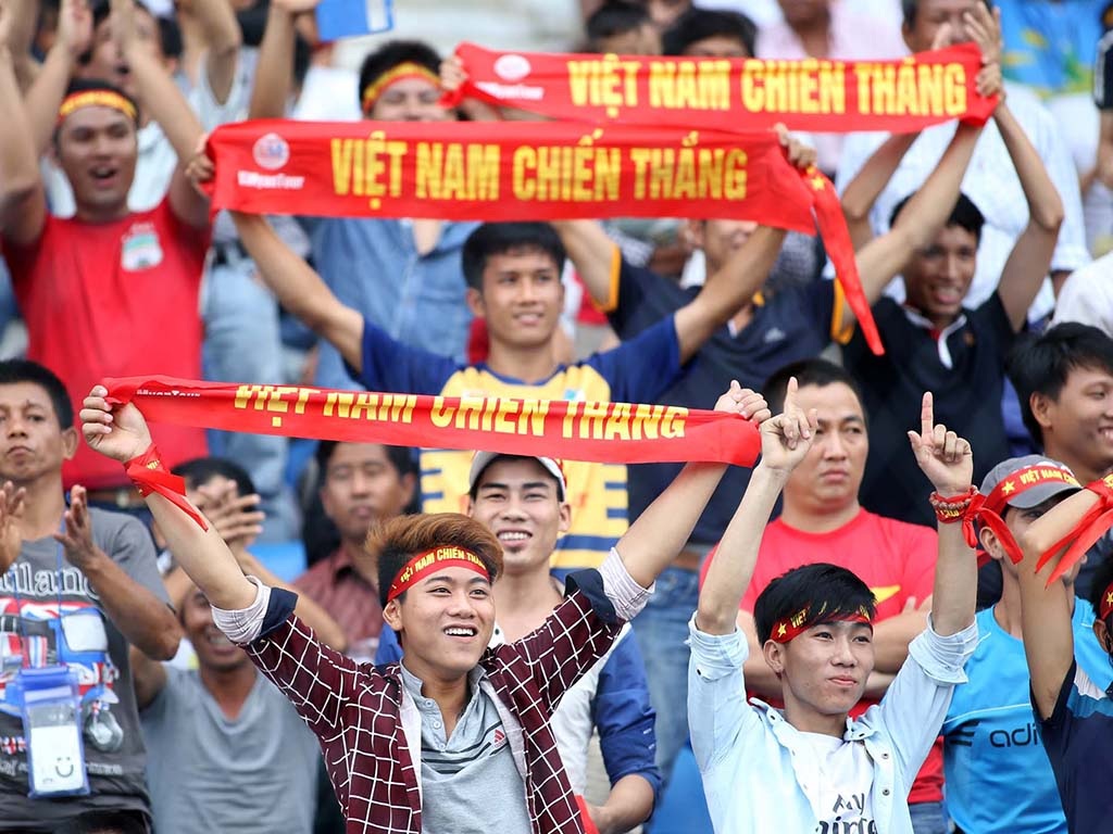 Cầu thủ Việt Nam cảm ơn khán giả sau trận thắng Hong Kong - 2 Họ luôn rất cuồng nhiệt