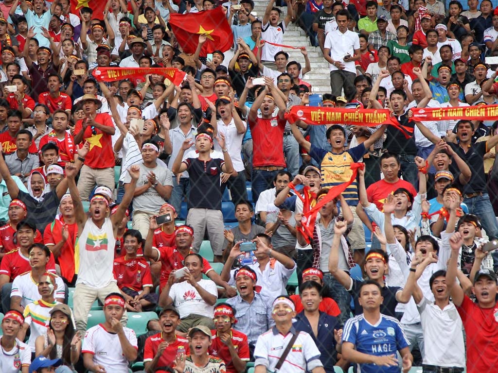 Cầu thủ Việt Nam cảm ơn khán giả sau trận thắng Hong Kong - 1 CĐV Việt Nam xuất hiện khá đông ở Yangon - Myanmar