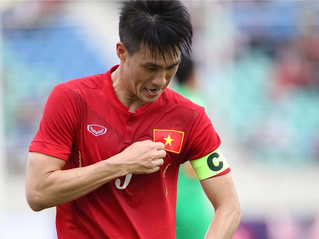 Cầu thủ Việt Nam cảm ơn khán giả sau trận thắng Hong Kong - 6 Công Vinh hướng về ngực áo sau khi ghi bàn cho đội tuyển Việt Nam