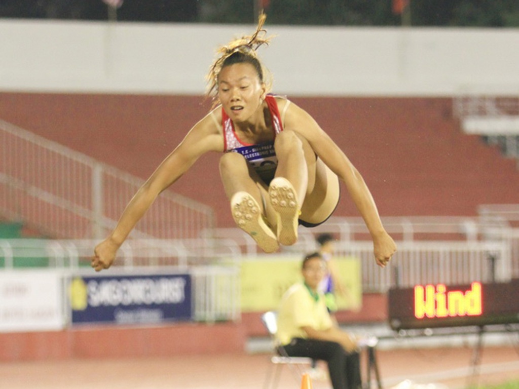 Trúc Mai với cú nhảy đoạt HCV (ảnh: Giang Hoàng)