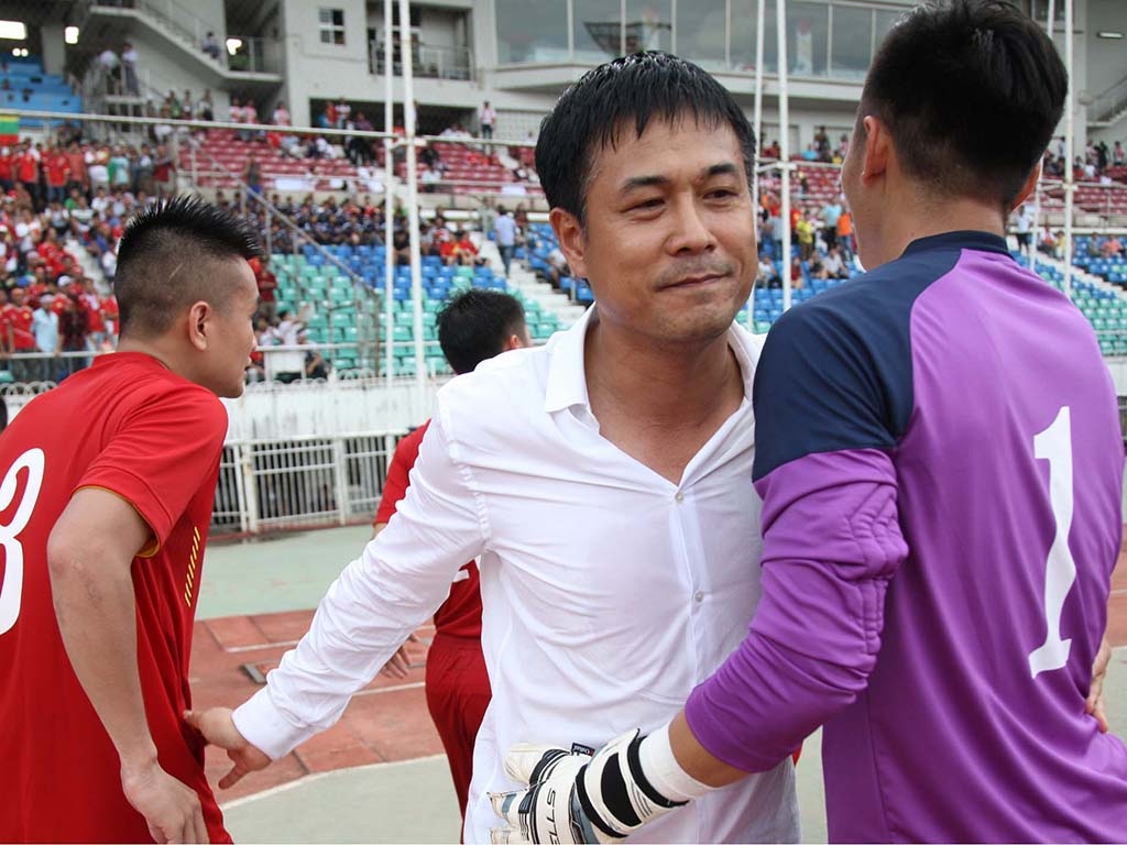 Cầu thủ Việt Nam cảm ơn khán giả sau trận thắng Hong Kong - 4 Sau trận, ông hạnh phúc bên các học trò