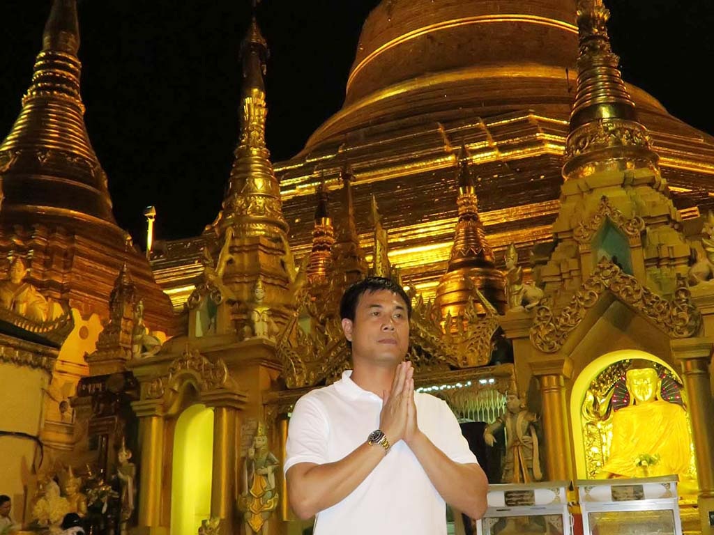Ngày thư giãn của các cầu thủ Việt Nam trên đất Myanmar - 7 HLV Nguyễn Hữu Thắng tỏ lòng thành kính ở chốn thiêng liêng