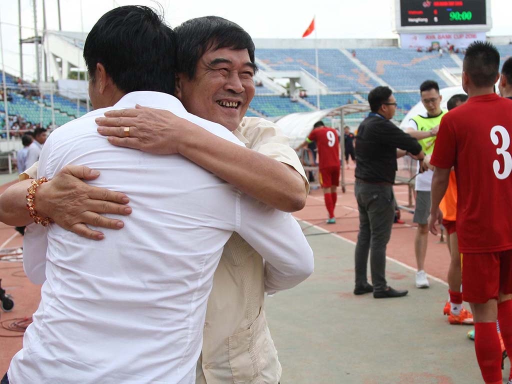 Cầu thủ Việt Nam cảm ơn khán giả sau trận thắng Hong Kong - 5 và nhận sự chia vui từ Phó chủ tịch VFF Nguyễn Xuân Gụ