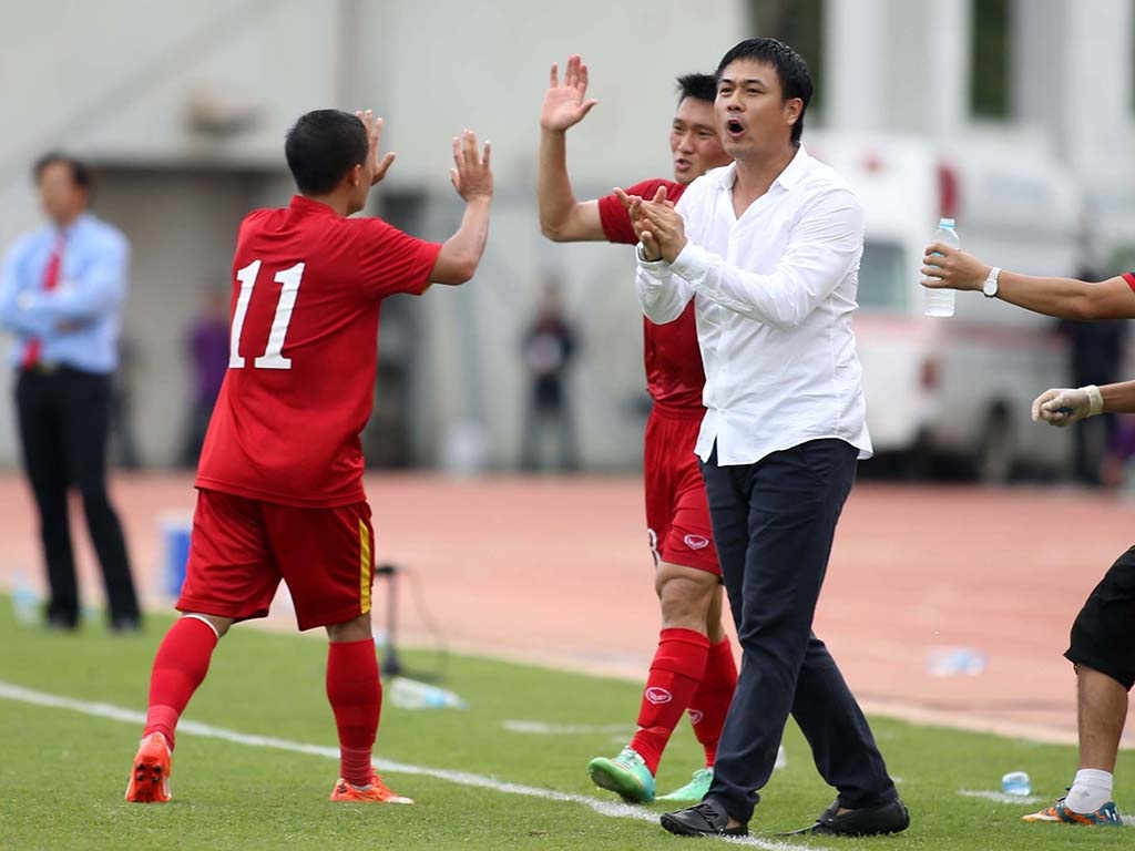 Cầu thủ Việt Nam cảm ơn khán giả sau trận thắng Hong Kong - 3 HLV Nguyễn Hữu Thắng luôn biểu lộ khá nhiều cảm xúc trong suốt trận đấu, nhất là lúc đội tuyển Việt Nam ghi bàn