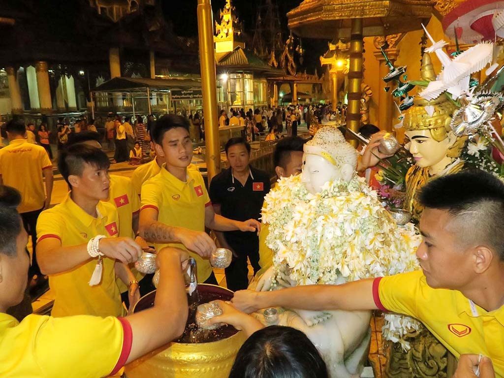 Ngày thư giãn của các cầu thủ Việt Nam trên đất Myanmar - 9 Các tuyển thủ thực hiện nghi thức cầu may