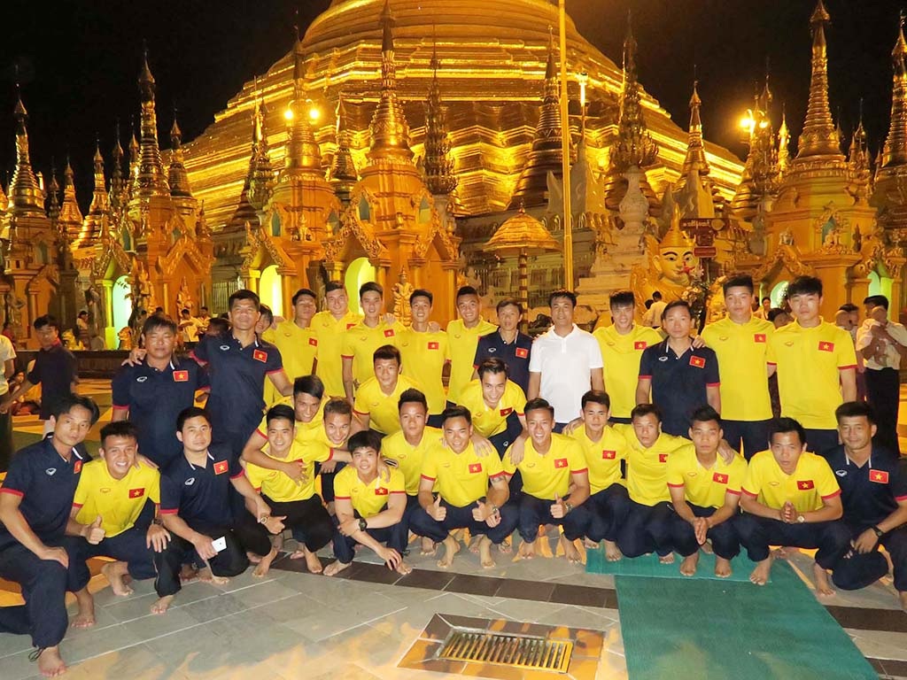 Ngày thư giãn của các cầu thủ Việt Nam trên đất Myanmar - 6 Đến Myanmar, không thể không thăm các ngôi chùa nổi tiếng ở đất nước này, và đội tuyển Việt Nam cũng không phải ngoại lệ