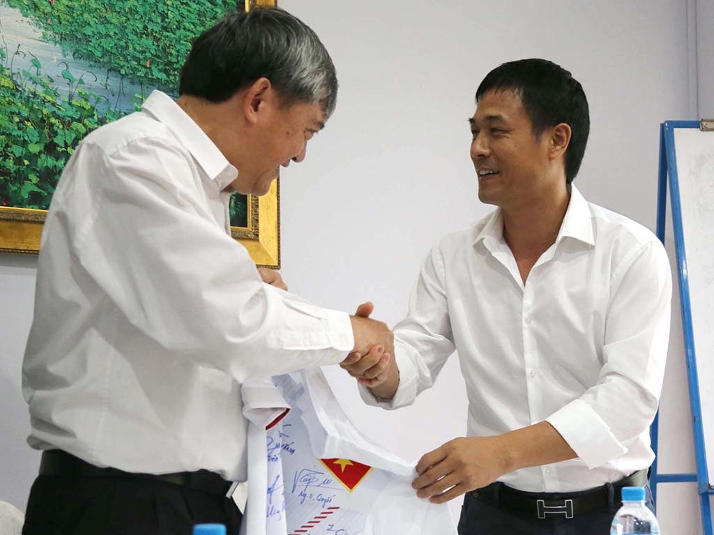 Đội tuyển quốc gia diện kiến đại sứ Việt Nam tại Myanmar - 2 HLV Nguyễn Hữu Thắng tặng áo thi đấu có chữ ký của các tuyển thủ cho đại sứ Phạm Thanh Dũng (ảnh: Anh Hải)