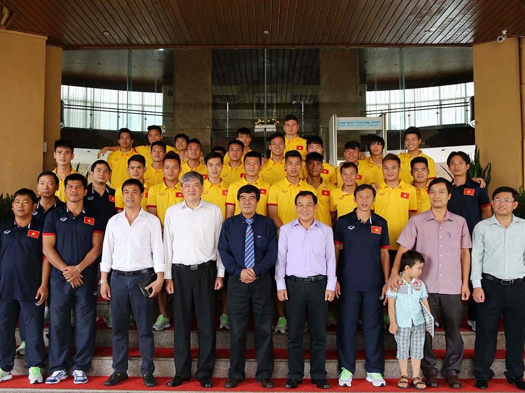Đội tuyển quốc gia diện kiến đại sứ Việt Nam tại Myanmar - 1 Đội tuyển Việt Nam chụp hình lưu niệm cùng đại sứ Phạm Thanh Dũng và các nhân viên sứ quán nước ta tại Myanmar (ảnh: Anh Hải)