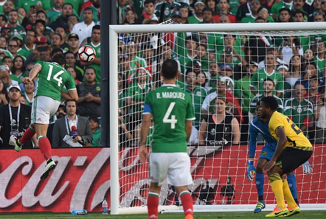 Vượt qua Jamaica, Mexico giành vé vào tứ kết - 1 Javier Hernandez (14) đánh đầu ghi bàn mở tỷ số cho Mexico