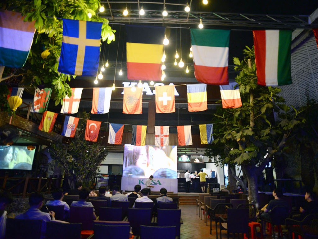 Không khí Euro ùa về TPHCM - 1 Mùa Euro cũng là mùa tăng gia hoạt động của nhiều quán cafe bóng đá