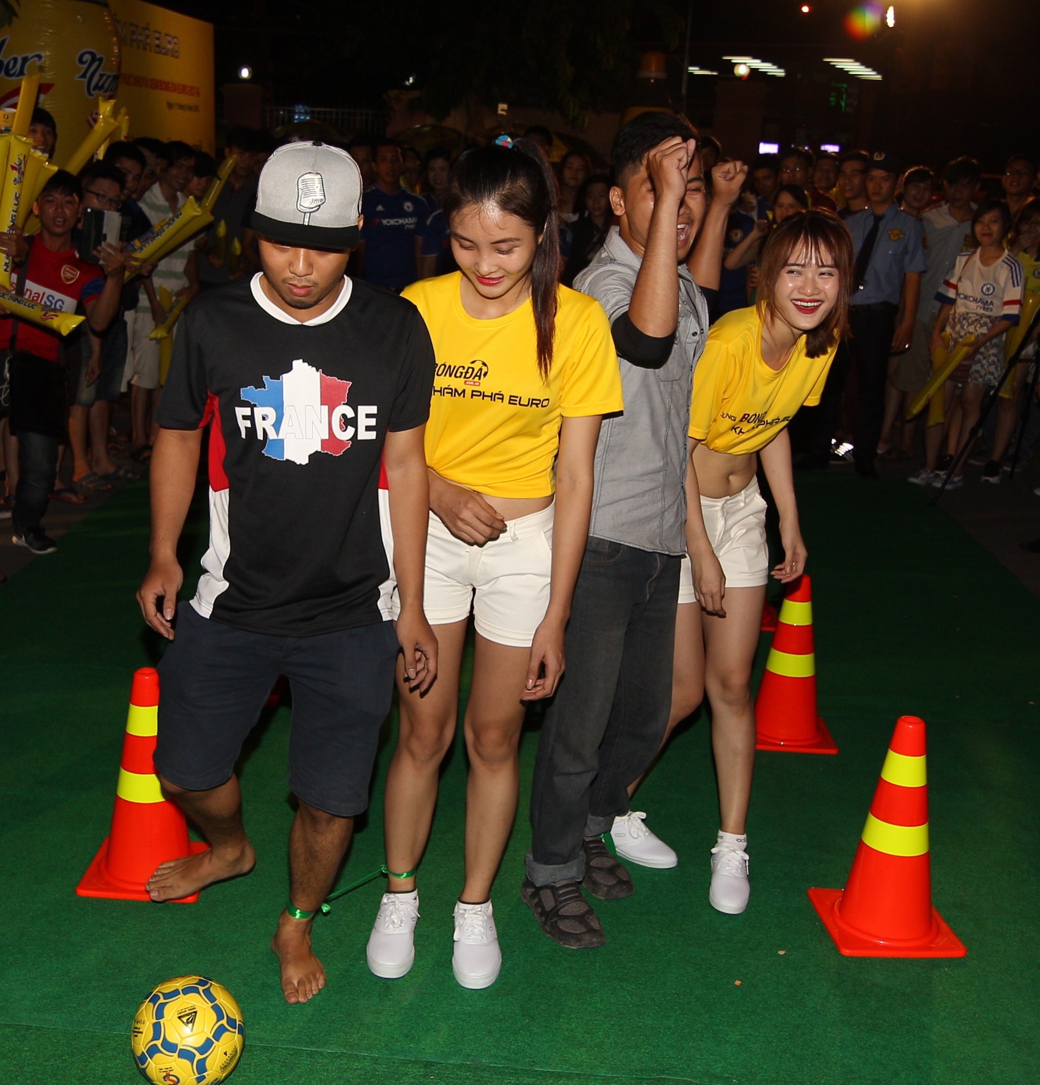 Nhiều trò chơi vận động trước giờ bóng lăn giúp không khí thêm sôi động