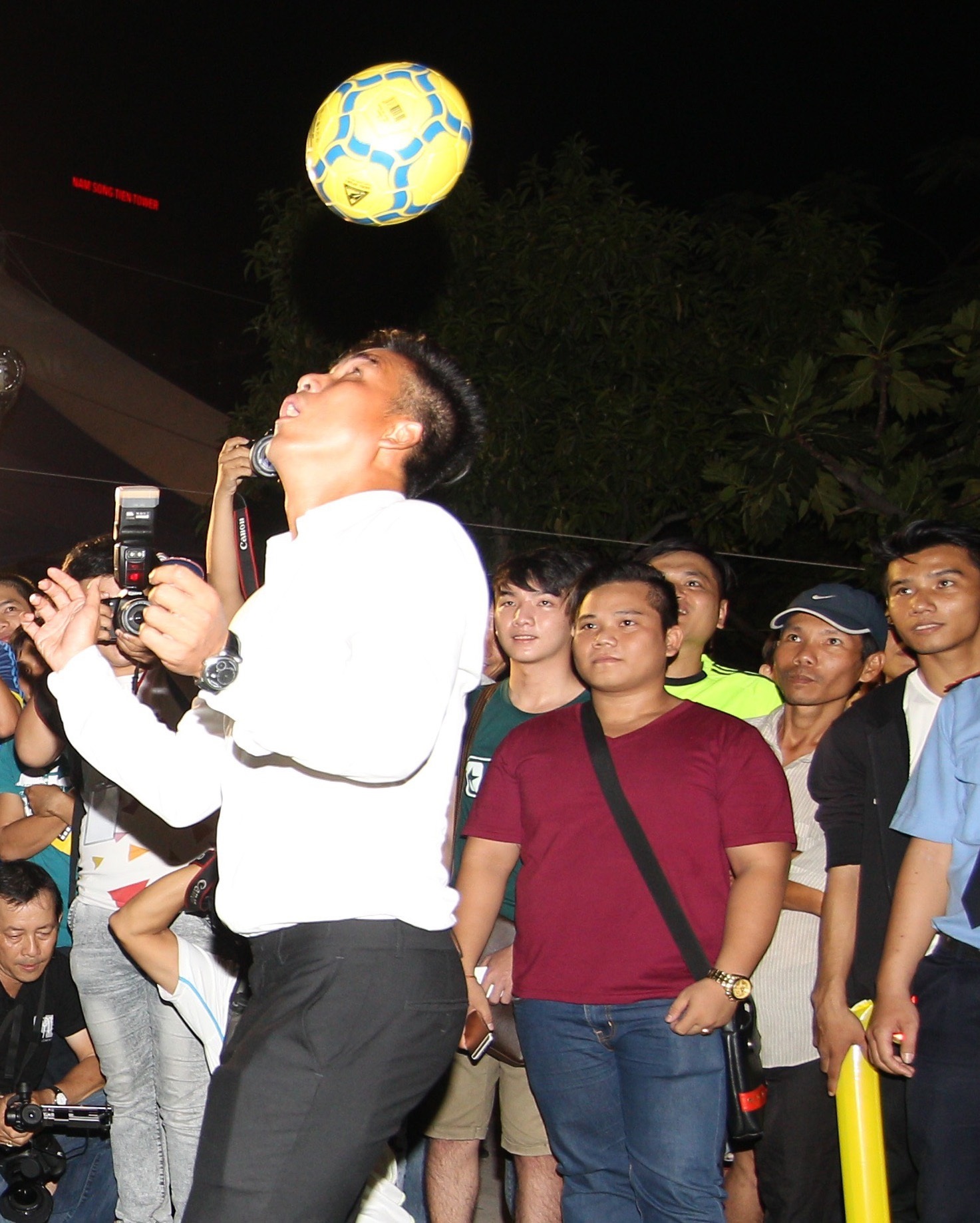 Trong số những người đến với fanzone ở Nhà thi đấu Quân khu 7 đêm khai mạc, có cả cựu tuyển thủ quốc gia Việt Thắng