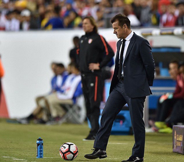 Nỗi cay đắng của HLV Dunga (Brazil) sau khi bị loại sớm