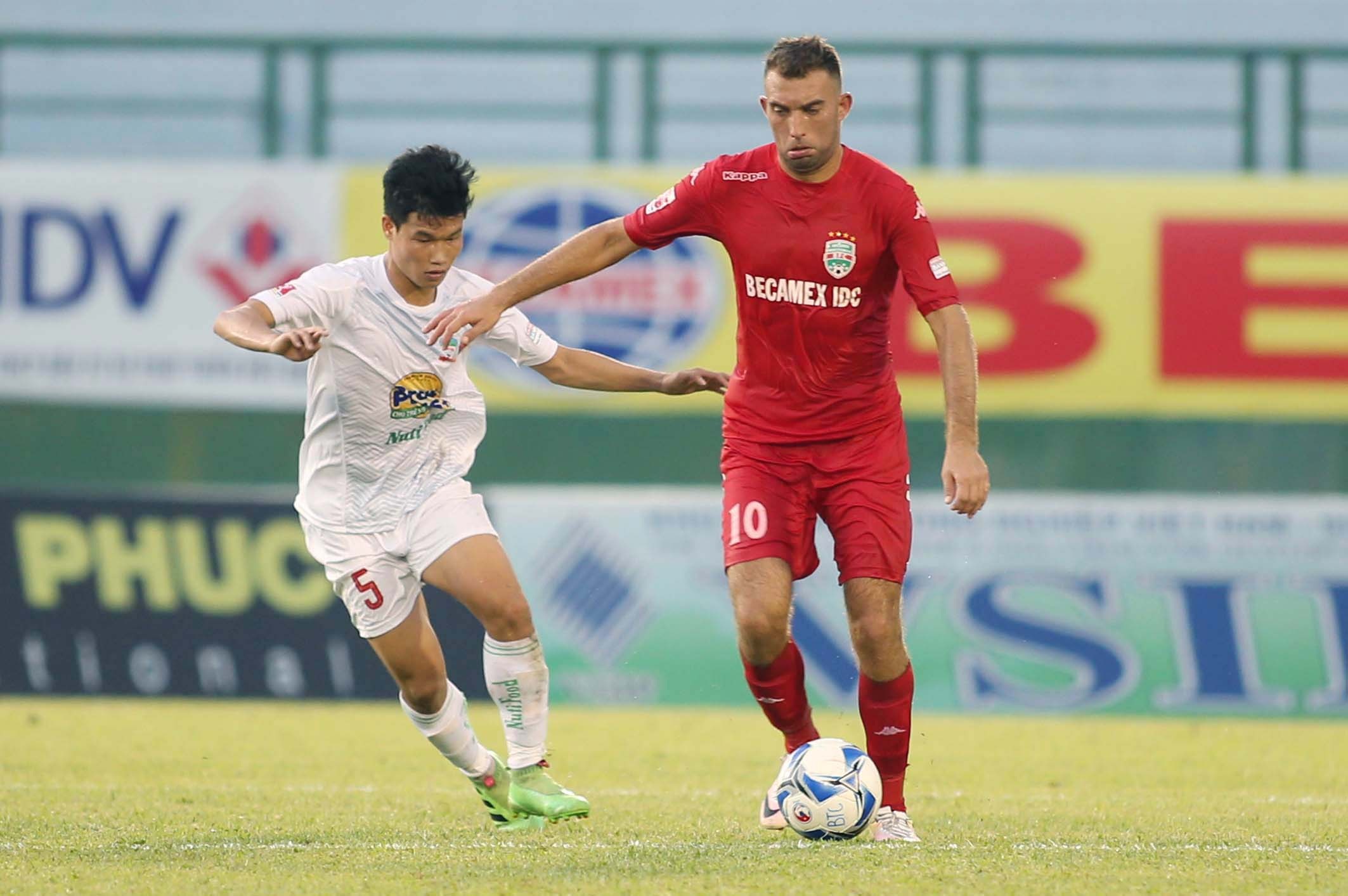 Vòng 13 V-League 2016: Căng thẳng trên sân Bình Dương - 1 B.Bình Dương (áo đỏ) sẽ có trận đấu dự đoán nhiều hấp dẫn với Thanh Hoá ở vòng 13 (ảnh: Anh Hải)