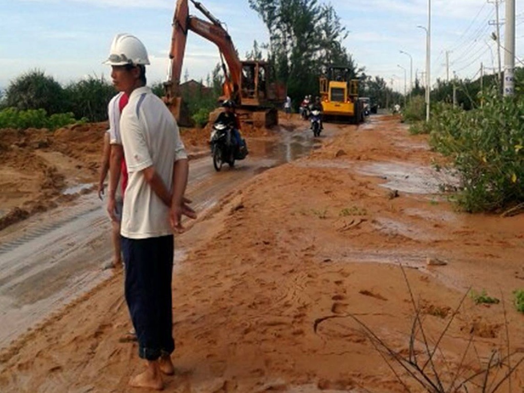 Xe ủi, xe ben nỗ lực vét bùn đỏ bủa vây nhà dân - 2 Xe ủi, xe ben nỗ lực vét bùn đỏ bủa vây nhà dân - 2