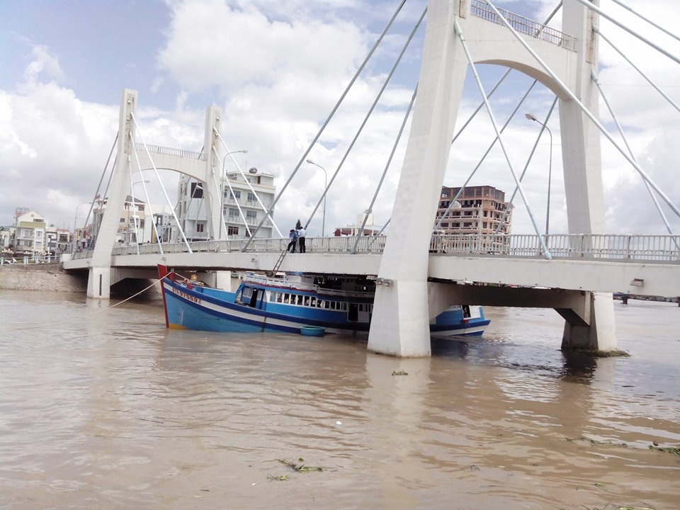 Vụ tàu cá mắc kẹt dưới gầm cầu: Xử phạt thuyền trưởng - 1 Tàu cá kẹt dưới gầm cầu Lê Hồng Phong sáng 23/6 (ảnh: Trúc Hà)
