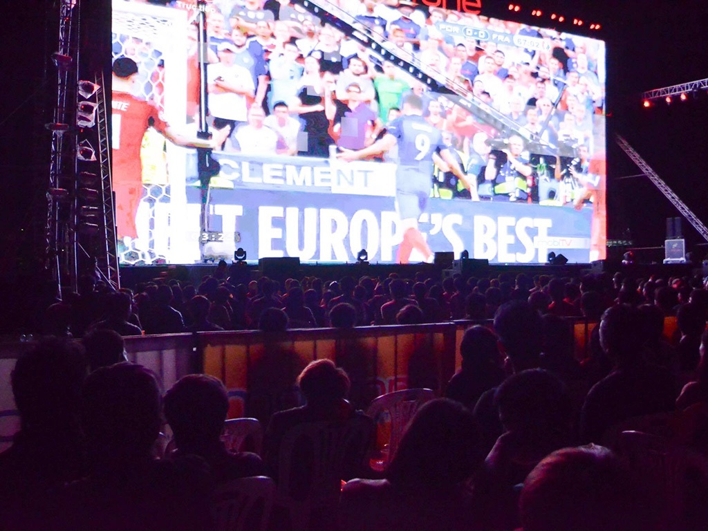 TPHCM không ngủ trong đêm chia tay Euro 2016 - 1 Trận chung kết Euro thu hút người hâm mộ bóng đá TPHCM