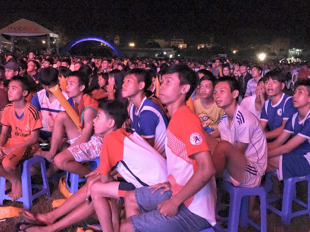 TPHCM không ngủ trong đêm chia tay Euro 2016 - 4 ... và thoải mái thể hiện các cung bậc cảm xúc