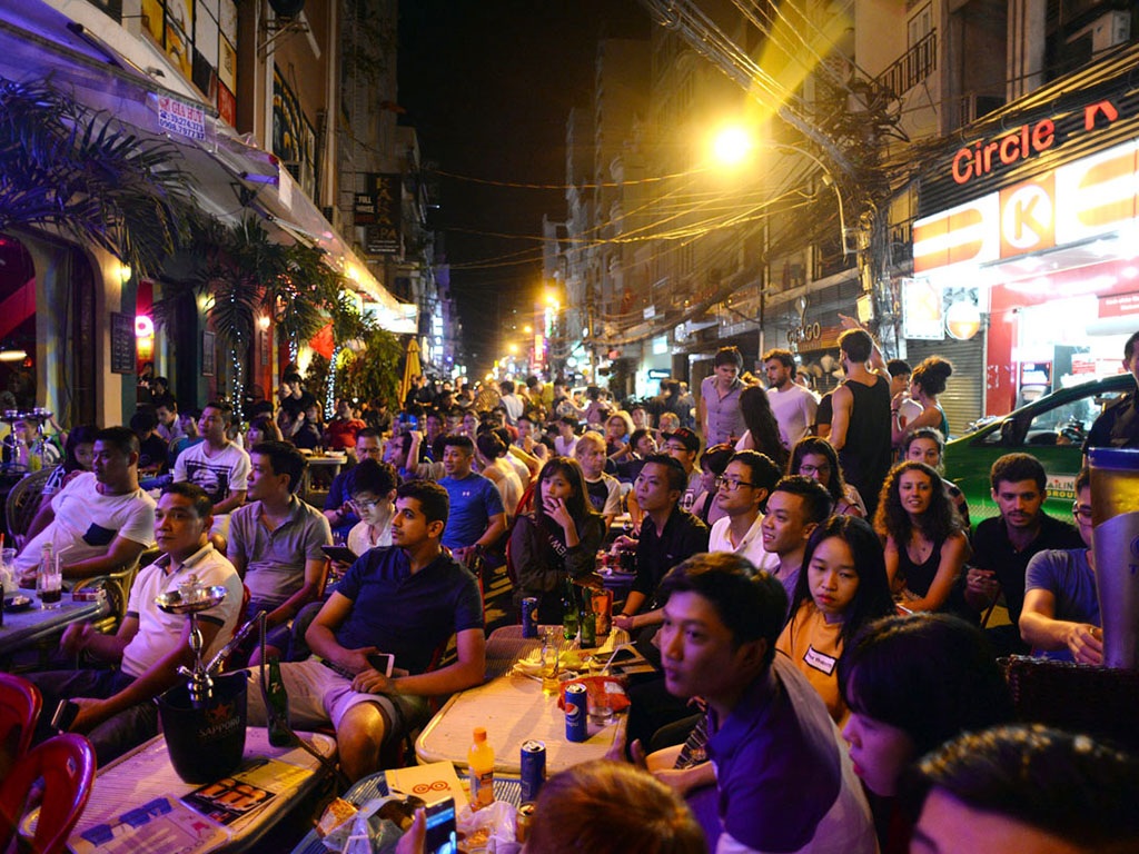 TPHCM không ngủ trong đêm chia tay Euro 2016 - 6 Các quán cafe ở khu vực này trở thành địa điểm xem bóng đá cho dân du lịch