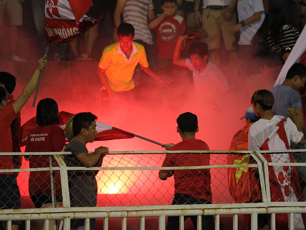 Còi tan trận vừa thồi, cũng là lúc các CĐV quá khích bên phía Hải Phòng châm lửa đốt pháo sáng