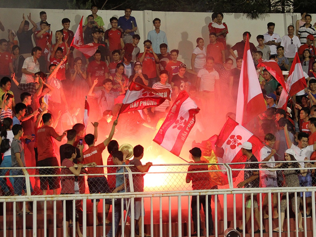 Cổ động viên Hải Phòng đốt pháo sáng trên sân Thống Nhất - 3