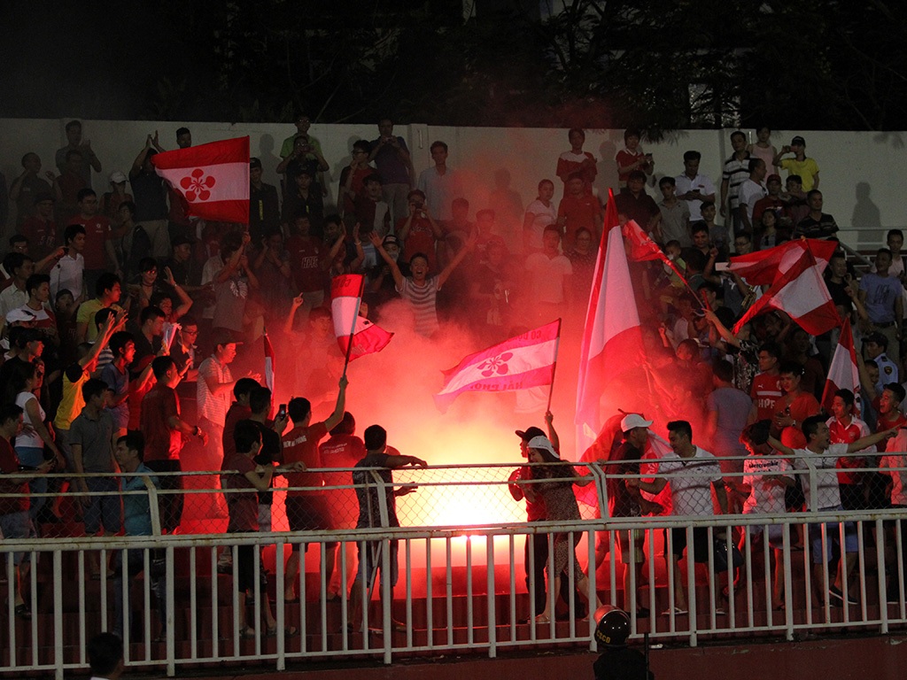 Sau khi đốt pháo, các CĐV quá khích này còn nhảy múa, phất cờ và hò reo bên ánh lửa ngay trên khán đài sân Thống Nhất