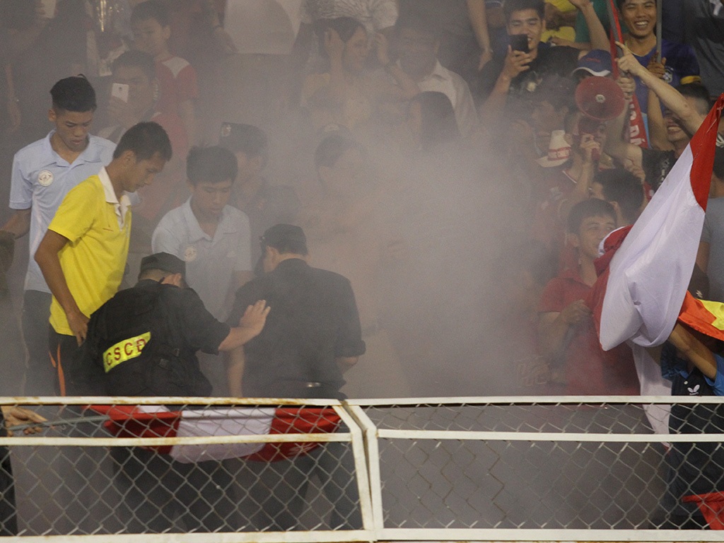 Cổ động viên Hải Phòng đốt pháo sáng trên sân Thống Nhất - 6