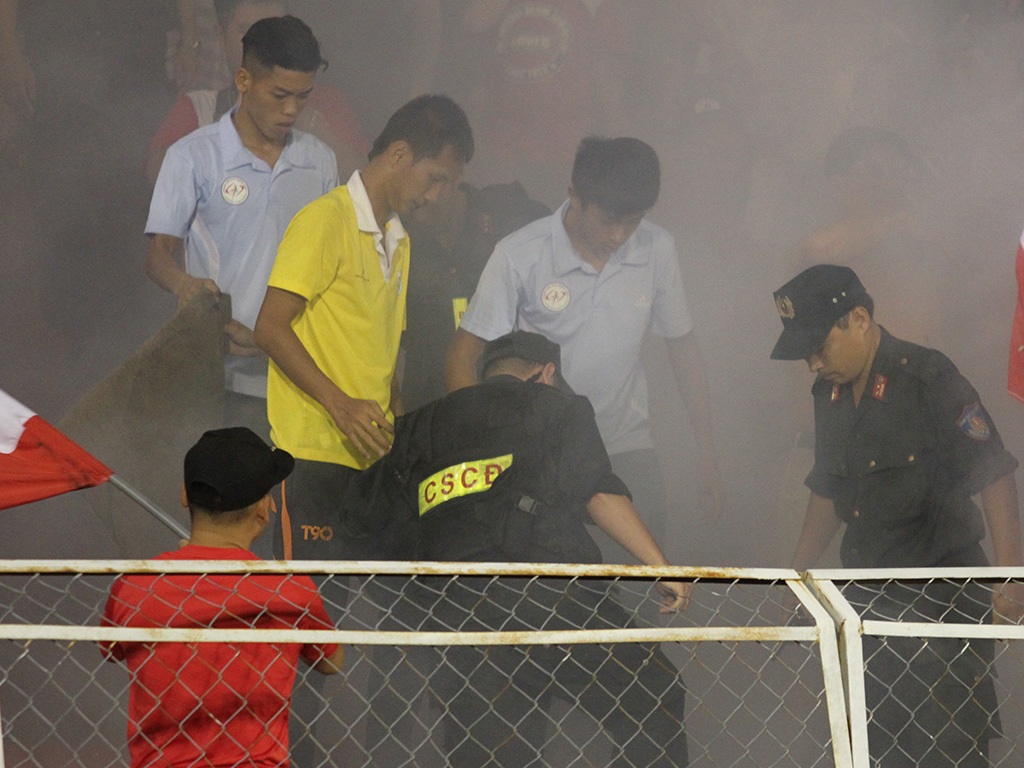 Cảnh sát cơ động đứng gần đấy phải lập tức dập lửa