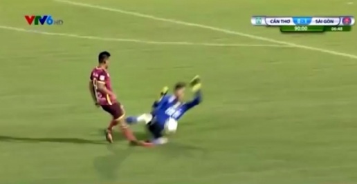 Thủ môn Bửu Ngọc bị loại khỏi giải fair-play 2016 - 1 Pha vào bóng của Bửu Ngọc nhằm vào Duy Long (Sài Gòn FC) có thể là một trong những pha bóng xấu xí nhất bóng đá nội năm 2016