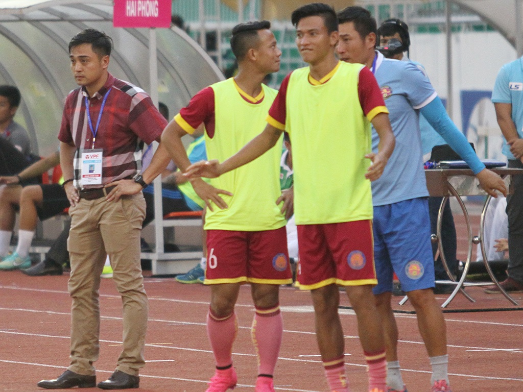 HLV Đức Thắng (bìa trái) khẳng định Bửu Ngọc (Cần Thơ) cố tình triệt hạ Duy Long (ảnh: Trọng Vũ)