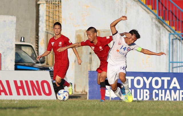Hải Phòng (áo đỏ) có nguy cơ bị SHB Đà Nẵng (áo trắng) bắt kịp sau vòng 18 (ảnh: Gia Hưng)