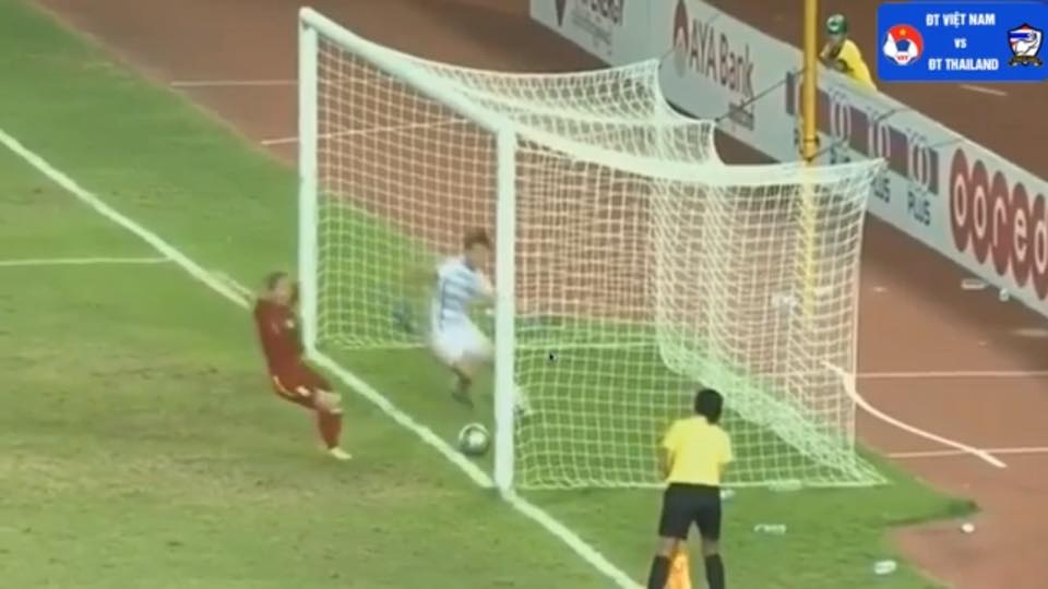 Trọng tài Hoàng Ngọc Tuấn: “Khó trách trọng tài nữ người Myanmar” - 1 cựu trọng tài Hoàng Ngọc Tuấn cho biết bóng vẫn chưa hoàn toàn đi vào bên trong khung thành, vẫn còn một phần của quả bóng dính trên vạch cầu môn (ảnh cắt từ clip)