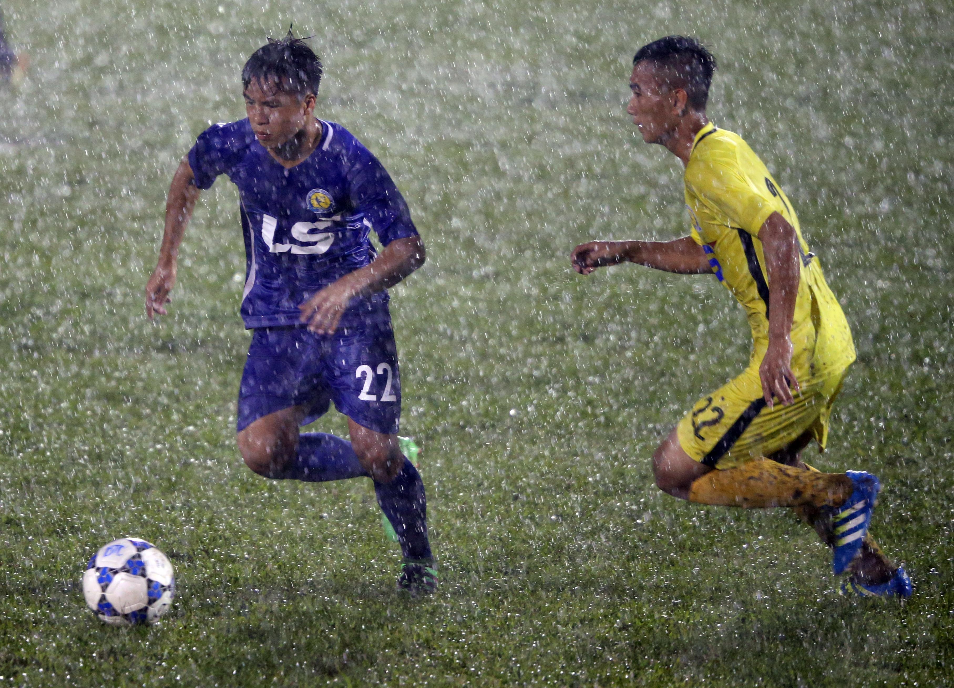 PVF bị Hà Nội T&T cầm hoà tại giải bóng đá U17 quốc gia - 1 PVF (áo xanh) hoà Hà Nội T&T trong trận thuỷ chiến