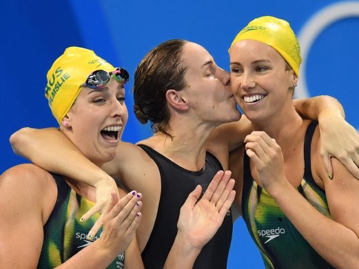 Đội bơi tiếp sức 4x100m tự do nữ Australia giành HCV và phá kỷ lục thế giới