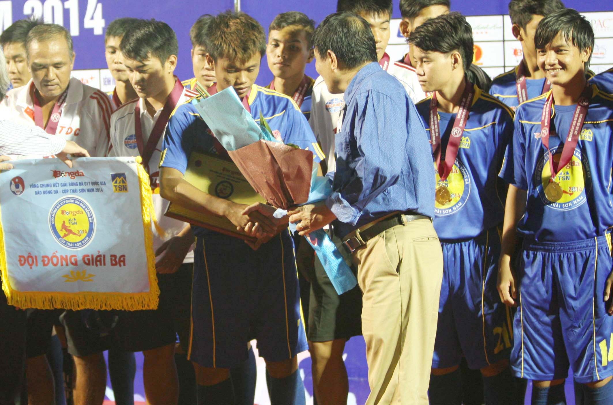 Thêm đội bóng đá nam THPT Bình Dương vi phạm điều lệ Hội khoẻ Phù Đổng - 2 Năm đó, Bình Dương của Dương Khang và Bùi Minh Hiếu giành huy chương đồng (ảnh: Anh Hải)