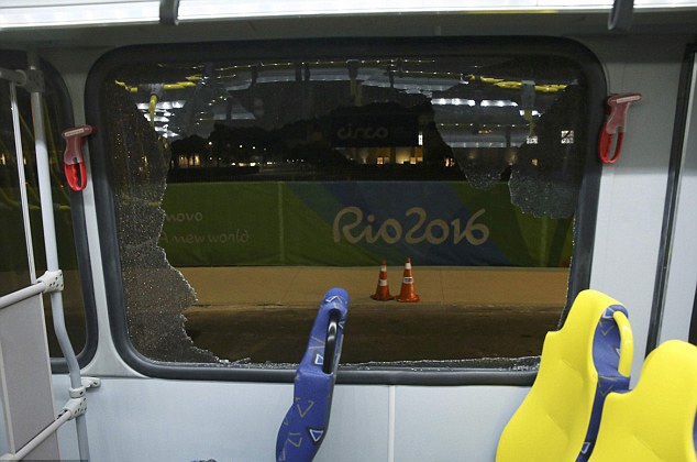 Xe chở phóng viên tác nghiệp tại Olympic Rio bị tấn công bằng súng - 4 Xe chở phóng viên tác nghiệp tại Olympic Rio bị tấn công bằng súng - 4