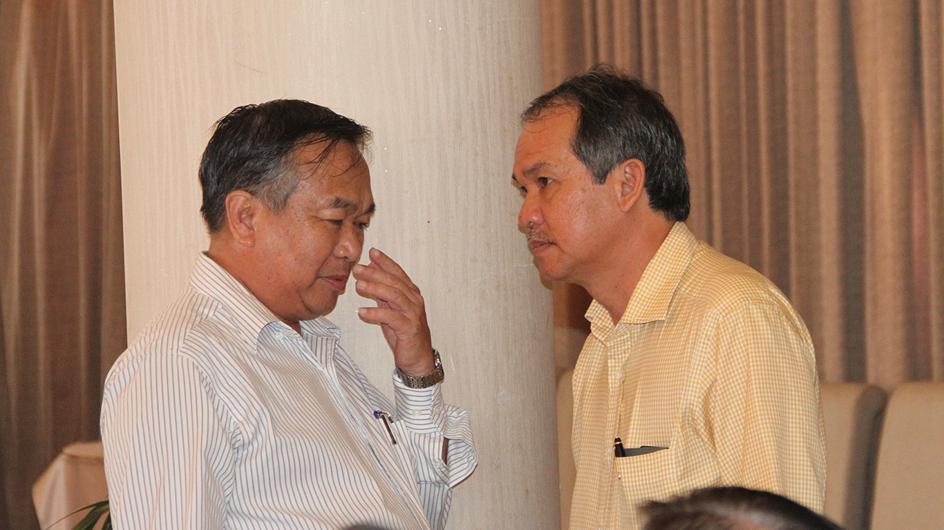 Phó chủ tịch phụ trách tài chính Đoàn Nguyên Đức (phải) cũng dự họp