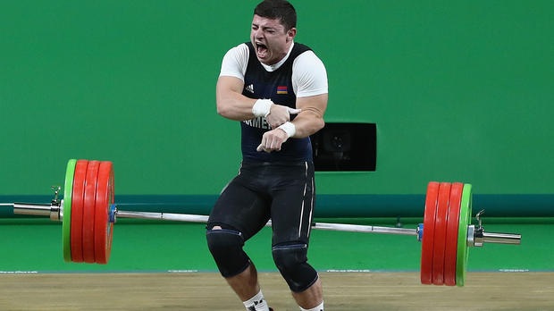 VĐV Armenia gãy gập tay vì nâng tạ quá sức ở Olympic Rio 2016 - 5 2 phần của cánh tay trái gần như lìa khỏi nhau