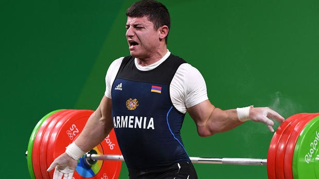 VĐV Armenia gãy gập tay vì nâng tạ quá sức ở Olympic Rio 2016 - 3 cánh tay của Karapetyan gãy gập ra sau