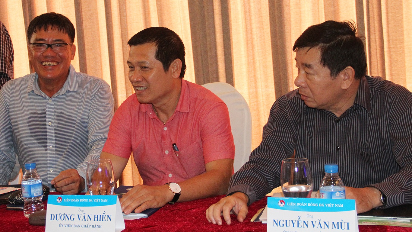 Hai trong số những ứng cử viên có thể thay ông Mùi ngồi ghế trưởng Ban trọng tài thời gian tới là các ông Dương Văn Hiền (giữa) và cựu trưởng Ban trọng tài Dương Vũ Lâm (trái)