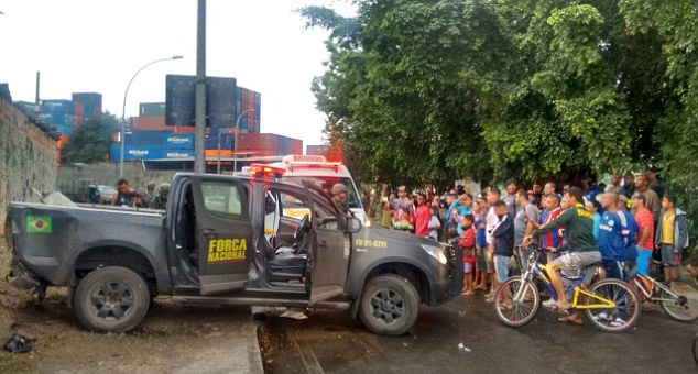 Cảnh sát Brazil bắn chết nhầm một thanh niên 19 tuổi - 1 liên tiếp các vụ dọ súng xảy ra ở các khu ổ chuột tại Rio trong mấy ngày gần đậy