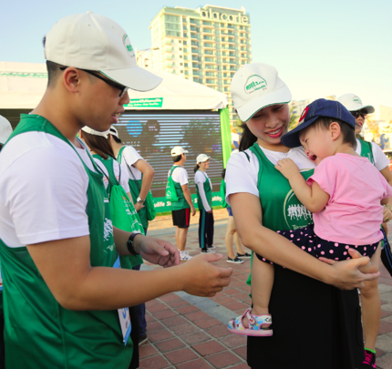 Gia đình ba thế hệ gây ấn tượng tại Manulife Đà Nẵng Marathon - 1 Cô con gái nhỏ lần đầu tham dự một sự kiện lớn đã òa khóc vì choáng ngợp