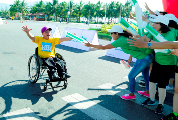 Gia đình ba thế hệ gây ấn tượng tại Manulife Đà Nẵng Marathon - 5 Thể thao mang lại sự mới vẻ và thoải mái, đó là lý do mà đường chạy từ thiện 5km của Manulife Danang International Marathon thu hút nhiều đối tượng khác nhau cùng tham gia